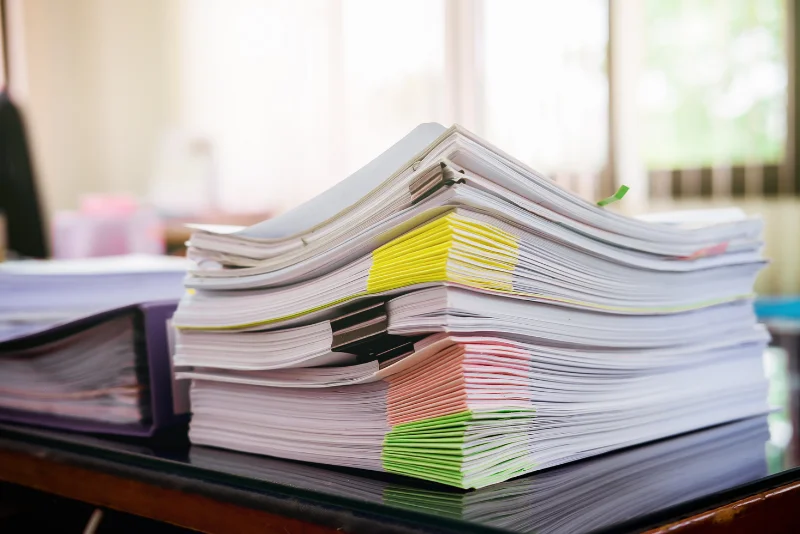 Pila de documentos que representa la base estructural del Framework de Transformación Didáctica Multinivel.